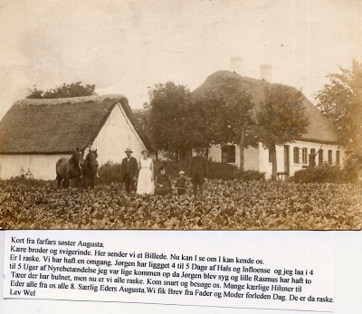 kort fra farfars søster Augusta som står i marken med mand og barn
