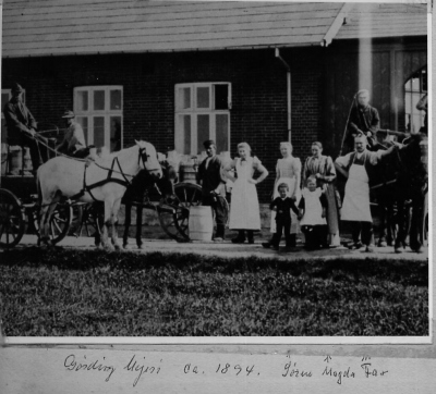 Gørding mejeri. Yderst til højre ses Iver Sørensen Koed (med forklæde) sammen med sin første kone Ernestine og deres 2 børn Magda og Søren. Billedet er fra 1894